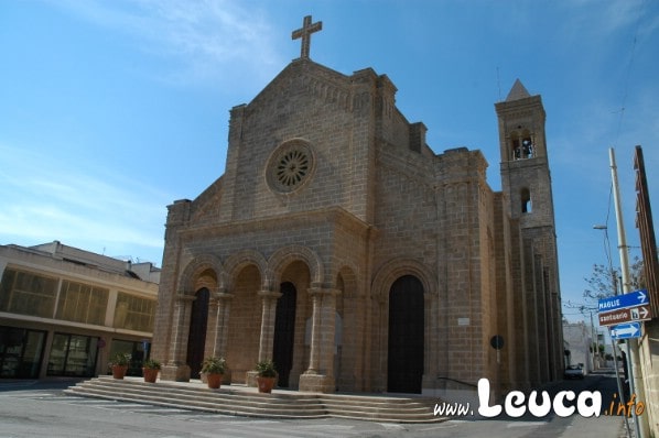 Esterno della Magnifica chiesa Cristo Re di Santa MAria di Leuca, La chiesa è ubicata al centro della marina di Leuca ed è realizzata interamente in carparo.