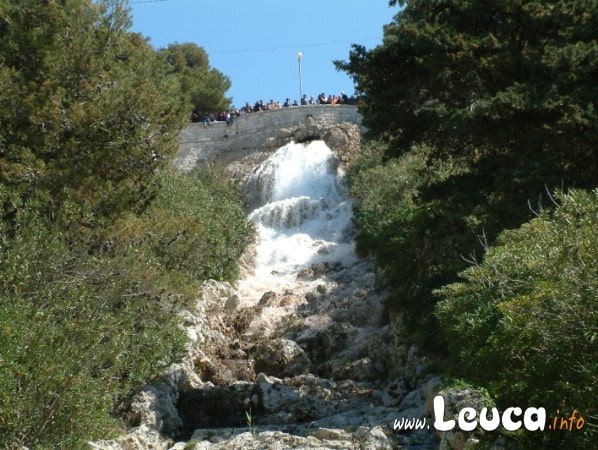 Nei primi Momenti dell'apertura della Cascata monumentale di Santa MAria di Leuca.