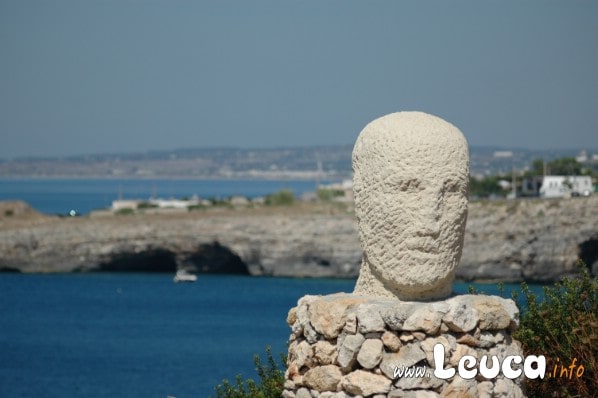 Scultura su punta ristola con vista sulle grotte di denominate tre porte nella Marina di Leuca.