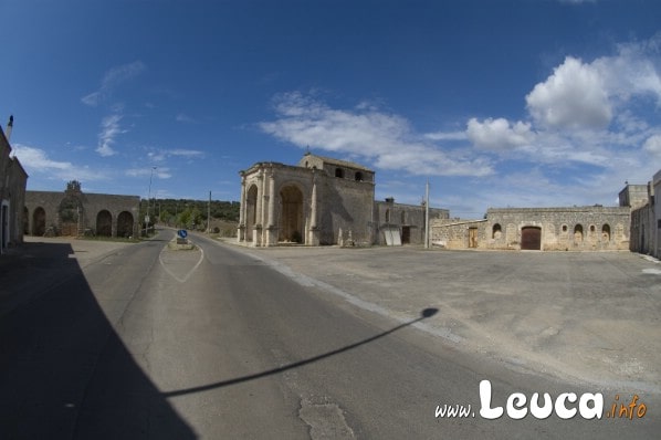 Il Santuario di Santa Maria di Leuca del Belvedere è situato lungo il tragitto che i pellegrini percorrevano per giungere al Santuario de Finibus Terrae. Può essere ammirato a Barbarano del Capo.