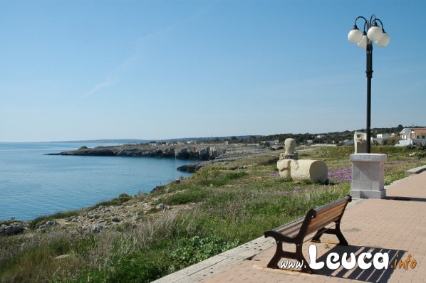 Foto belvedere su punta Ristola nella Marina di Leuca in Puglia. Sedetevi e ammirate i magnifici Tramonti sulla costa salentina.