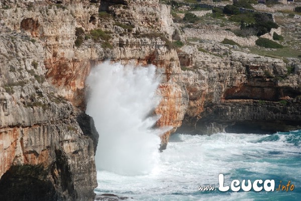 Il Mare si infrange sulle Grotte nella Marina di Leuca.