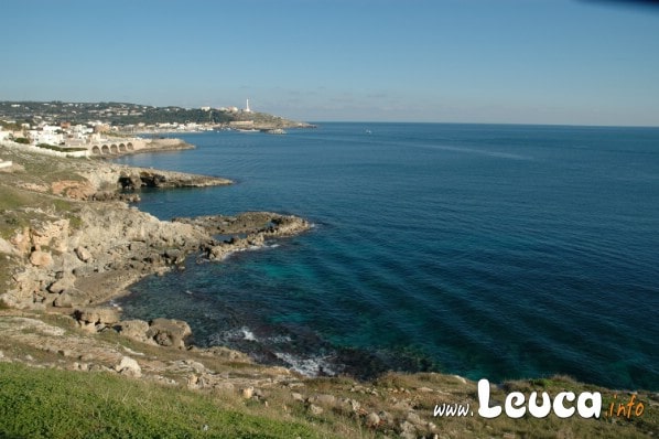Vista panoramica di Santa Maria di Leuca da punta ristola, in fondo il faro con la basilica. 