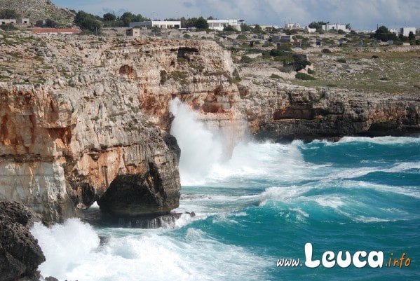 Grotte Santa Maria di Leuca tre porte con il mare in tempesta.