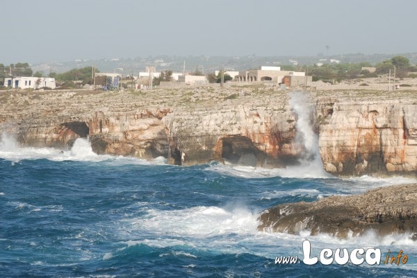 La Forza del Mare sulla costa di Santa Maria di Leuca zona Treporte. Domenica 7 novembre