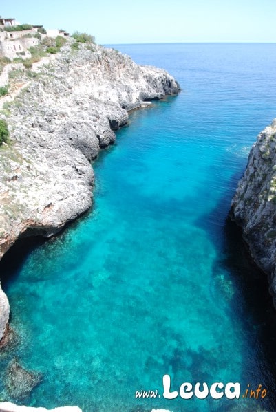 Località Ciolo dopo Santa Maria di Leuca, scorcio dell'insenatura dello scalo sotto il famoso ponte del ciolo nel Salento