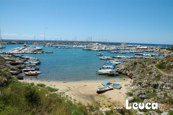 Foto della piccola baia usata come scalo per gommoni nel porto di Santa Maria di Leuca.