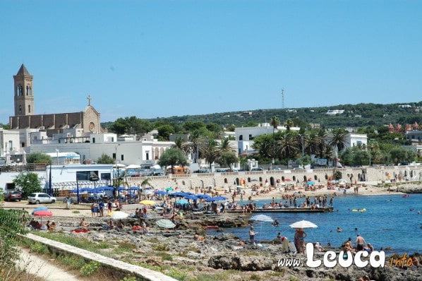 Foto estate Santa Maria di Leuca, vista di parte della spiaggia con la chiesa sullo sfondo.