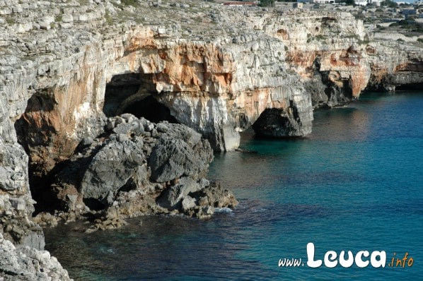 Le grotte chiamate "Le Tre porte" della marina di Leuca nel Salento durante l'estate