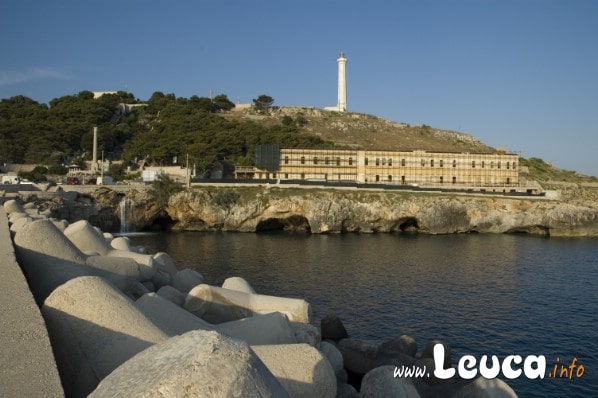 Foto del faro con in basso l'ex colonia Scarciglia ripresi dal Porto di Santa Maria di Leuca