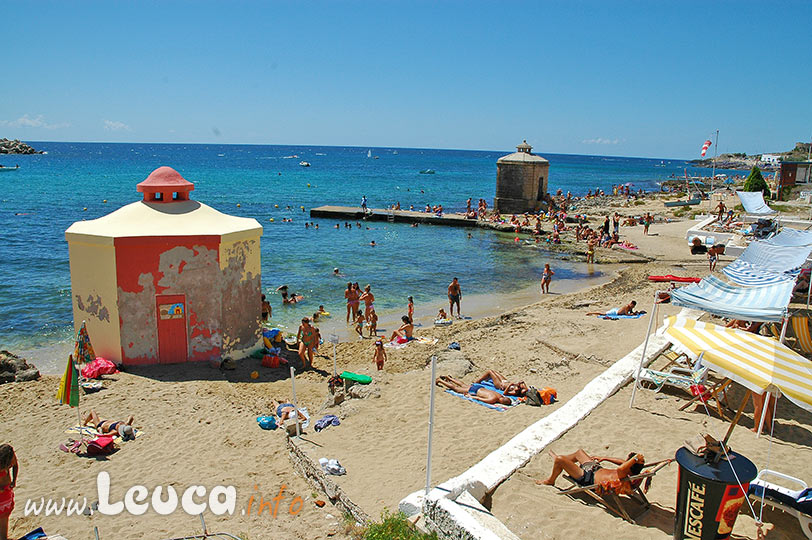 Bagnarola sulla spiaggia sabbiosa a Leuca