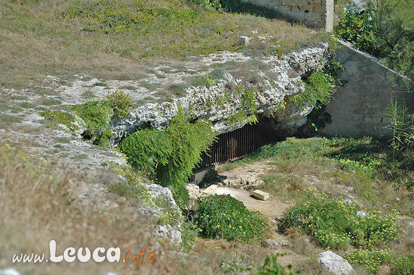 Ingresso alla Crotta Porcinara a Leuca