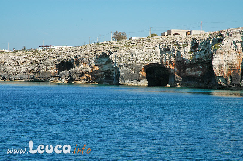 La grotta delle Tre Porte sulla costa di Leuca