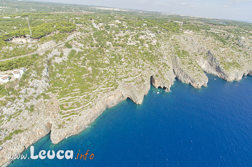 Veduta sulla costa con le grotte di Levante a Santa Maria di Leuca