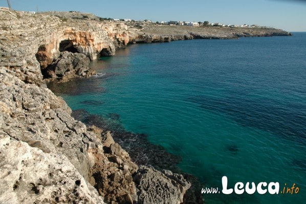 Costa sullo Ionio a S.M. di Leuca grotte tre porte in Puglia