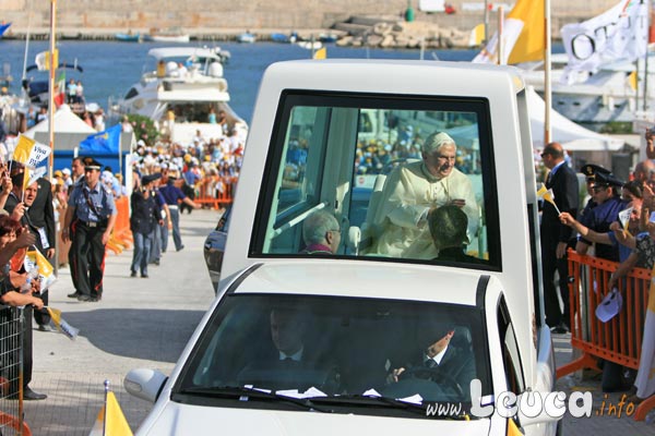 Papamobile - Foto Papa Ratzinger Benedetto XVI a Leuca - Foto Antonio Schina