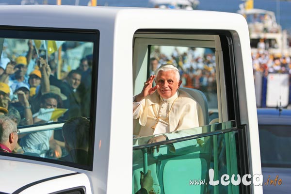 Papamobile - Foto Papa Ratzinger Benedetto XVI a Leuca - Foto Antonio Schina