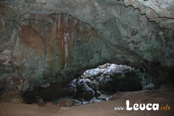 Ingresso da terra della grotta porcinara su punta ristola a Santa Maria di leuca