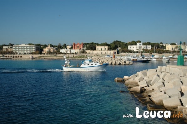 Foto Ingrsso porto Santa Maria di Leuca, sullo sfondo alcune delle ville storiche più belle della Marina ubicata all'estremo lembo della Puglia.