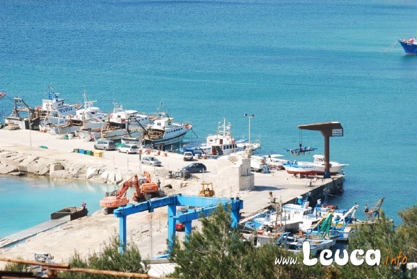 Foto Scorcio del Porto dei Pescatori di Santa Maria di Leuca. Con le grandi Barche di strascico "paranze".