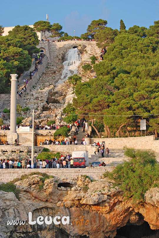 Turisti e pellegrini ai piedi della cascata di Leuca