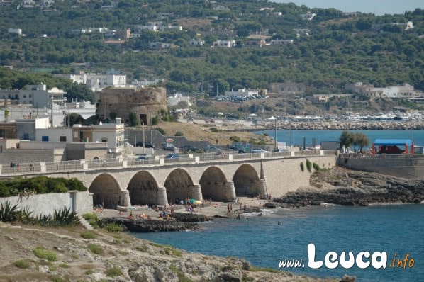 Vista di Santa Maria di Leuca da punta ristola sulla foto il ponte di ingresso, lo scalo e la torre dell'omo morto.