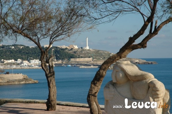 Vista da punta ristola, scultura in pietra leccese sullo sfondo il panorama di Santamaria di leuca